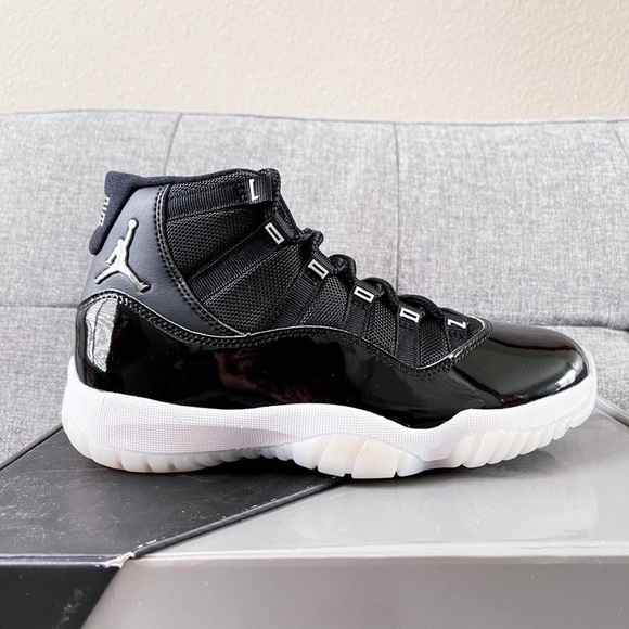 🖤🤍 Women’s Nike Air Jordan 11 retro jubilee black white shoes - Picture 4 of 4